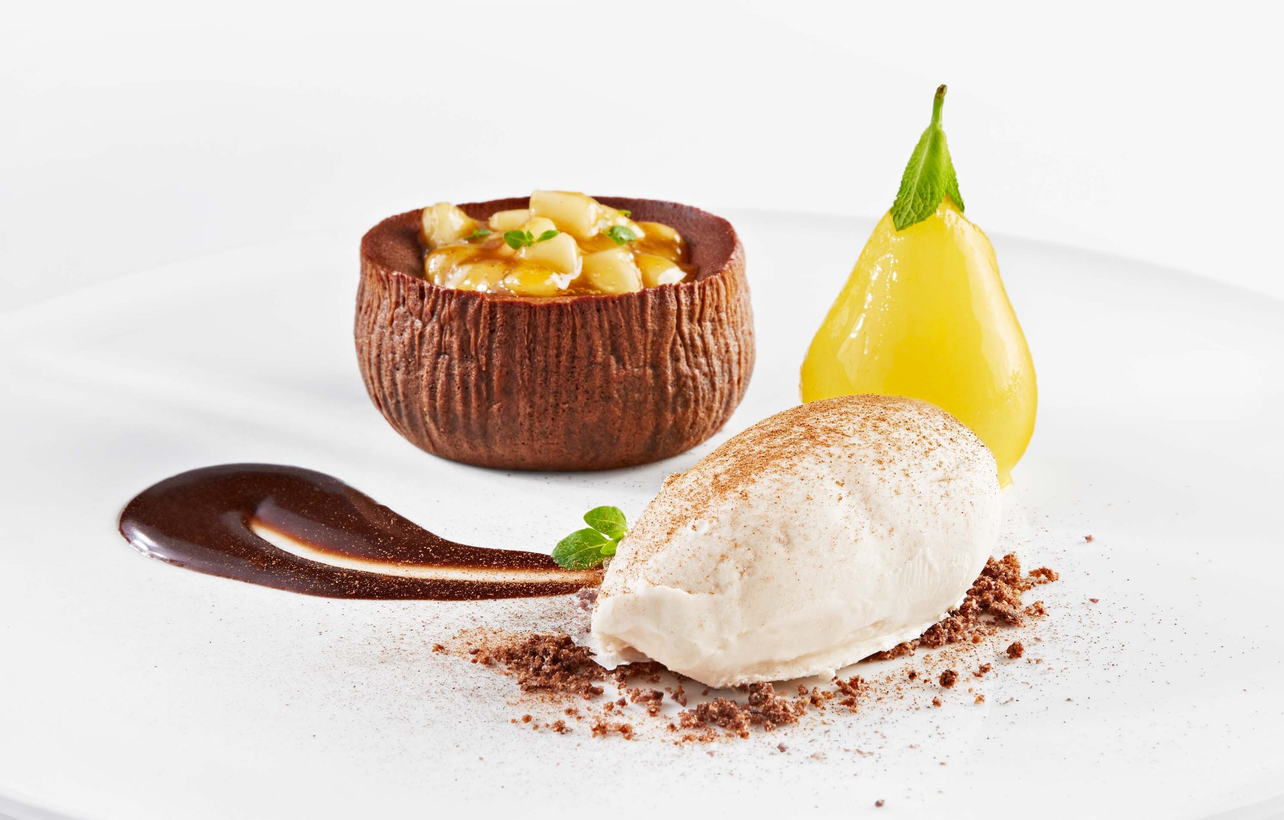 Schokoladen-Törtchen mit Birne und Sauerrahmeis beim PALAZZO Berlin 2026/27.