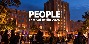 PEOPLE Festival Berlin 2026 am Funkhaus Berlin mit Besuchern am Abend