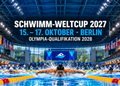 KI-generierte Darstellung von drei Schmetterlingsschwimmern in einer großen Wettkampfhalle zum Schwimm-Weltcup 2027 in Berlin.