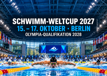KI-generierte Darstellung von drei Schmetterlingsschwimmern in einer großen Wettkampfhalle zum Schwimm-Weltcup 2027 in Berlin.
