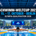 KI-generierte Darstellung von drei Schmetterlingsschwimmern in einer großen Wettkampfhalle zum Schwimm-Weltcup 2027 in Berlin.