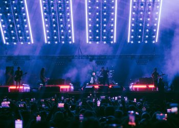 The Strokes live auf der Bühne vor großem Publikum