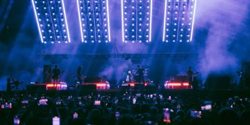 The Strokes live auf der Bühne vor großem Publikum