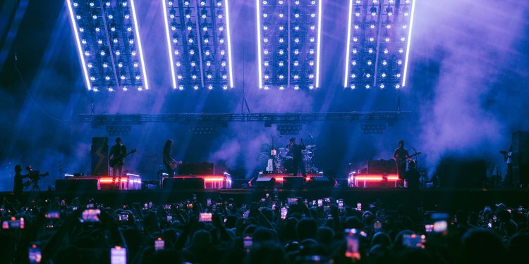 The Strokes live auf der Bühne vor großem Publikum