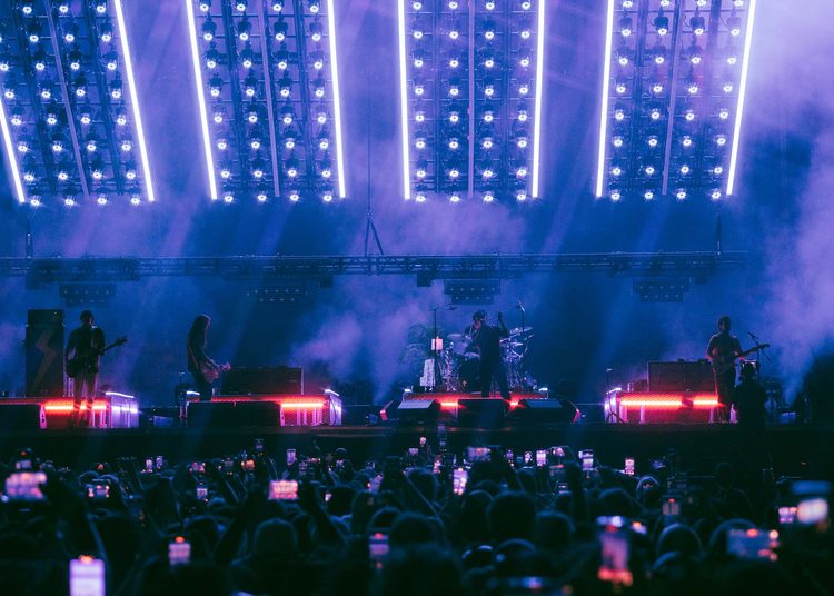 The Strokes live auf der Bühne vor großem Publikum