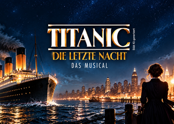KI-generiertes Motiv zum Titanic-Musical Berlin 2028 mit beleuchtetem Ozeandampfer, nächtlicher Skyline und einer Frau am Hafen.