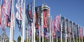 VENUS Berlin am Messegelände mit Fahnen und rbb-Tower im Hintergrund