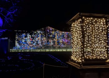 Beleuchtete Laterne und farbenprächtige Lichtprojektionen am Schloss Friedrichsfelde bei Weihnachten im Tierpark Berlin